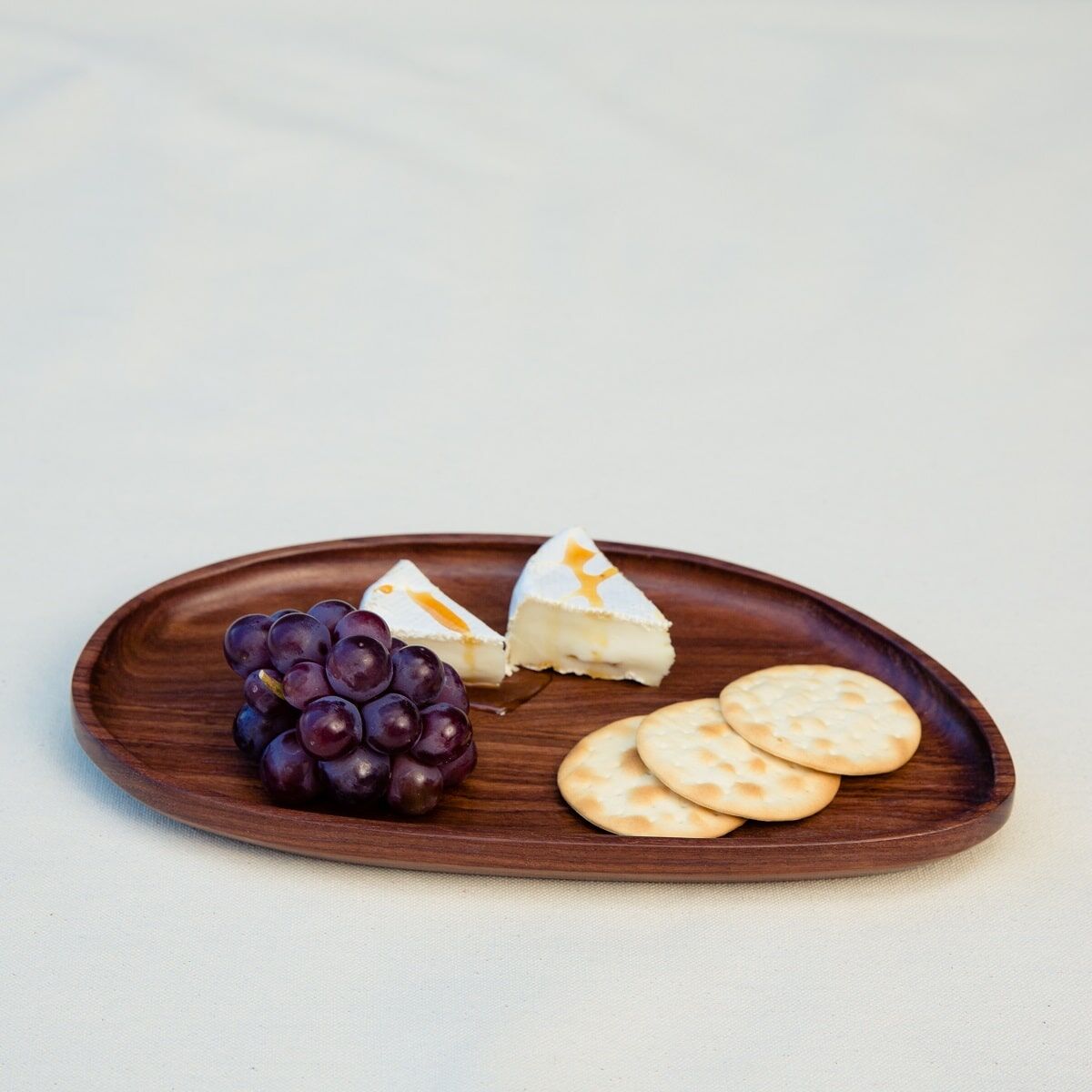 Leaf Tray SM with grapes, cheese and crackers Small wooden Leaf-shaped Tray with grapes, cheese and crackers