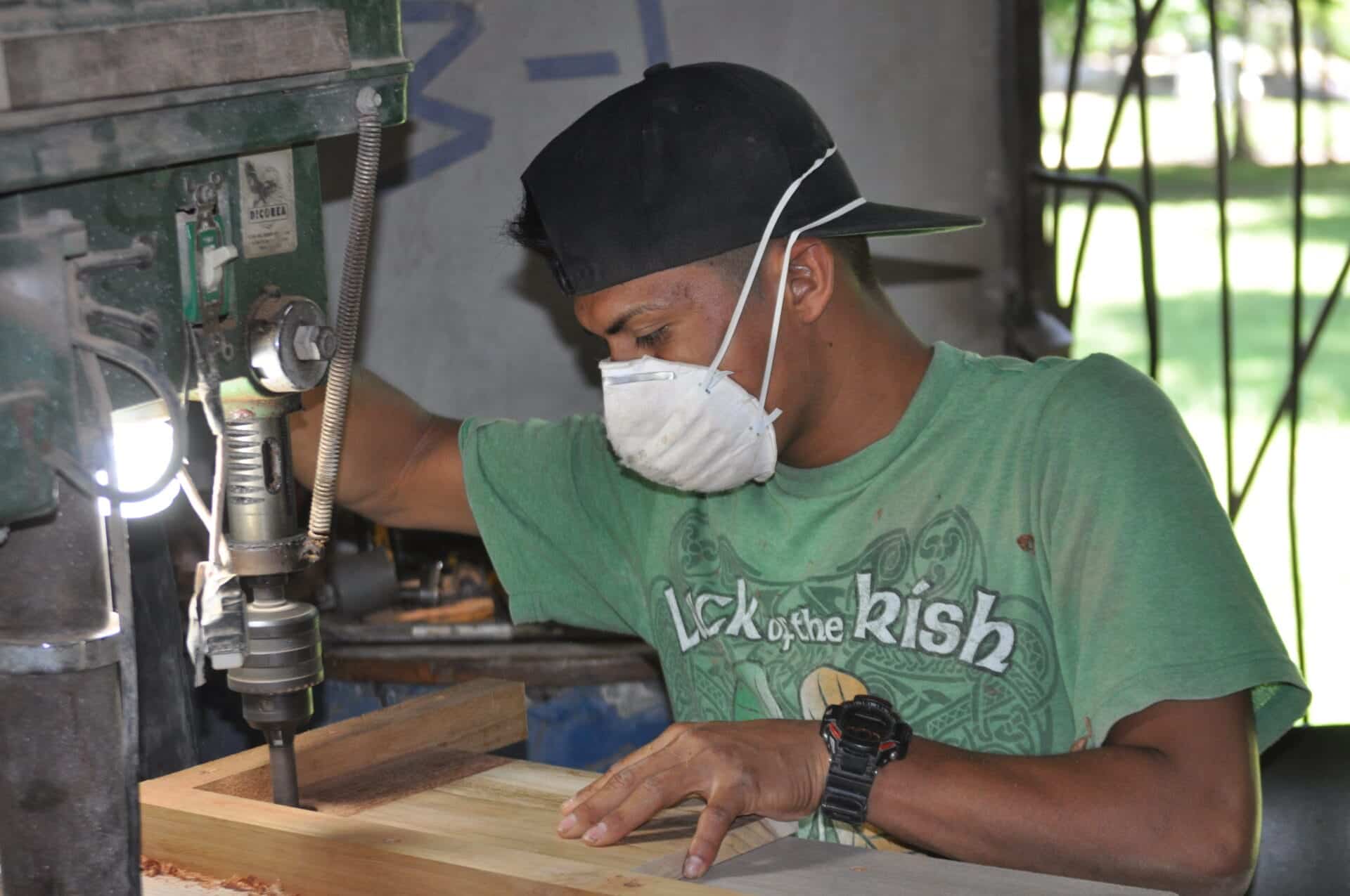 ItzaWood Artisan cutting ItzaWood Artisan cutting